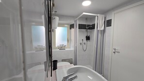 Dusche, Haartrockner, Bidet, Handtücher