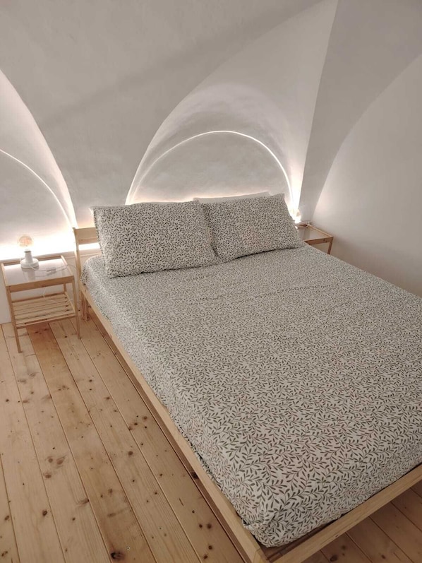 6 bedrooms, WiFi, bed sheets