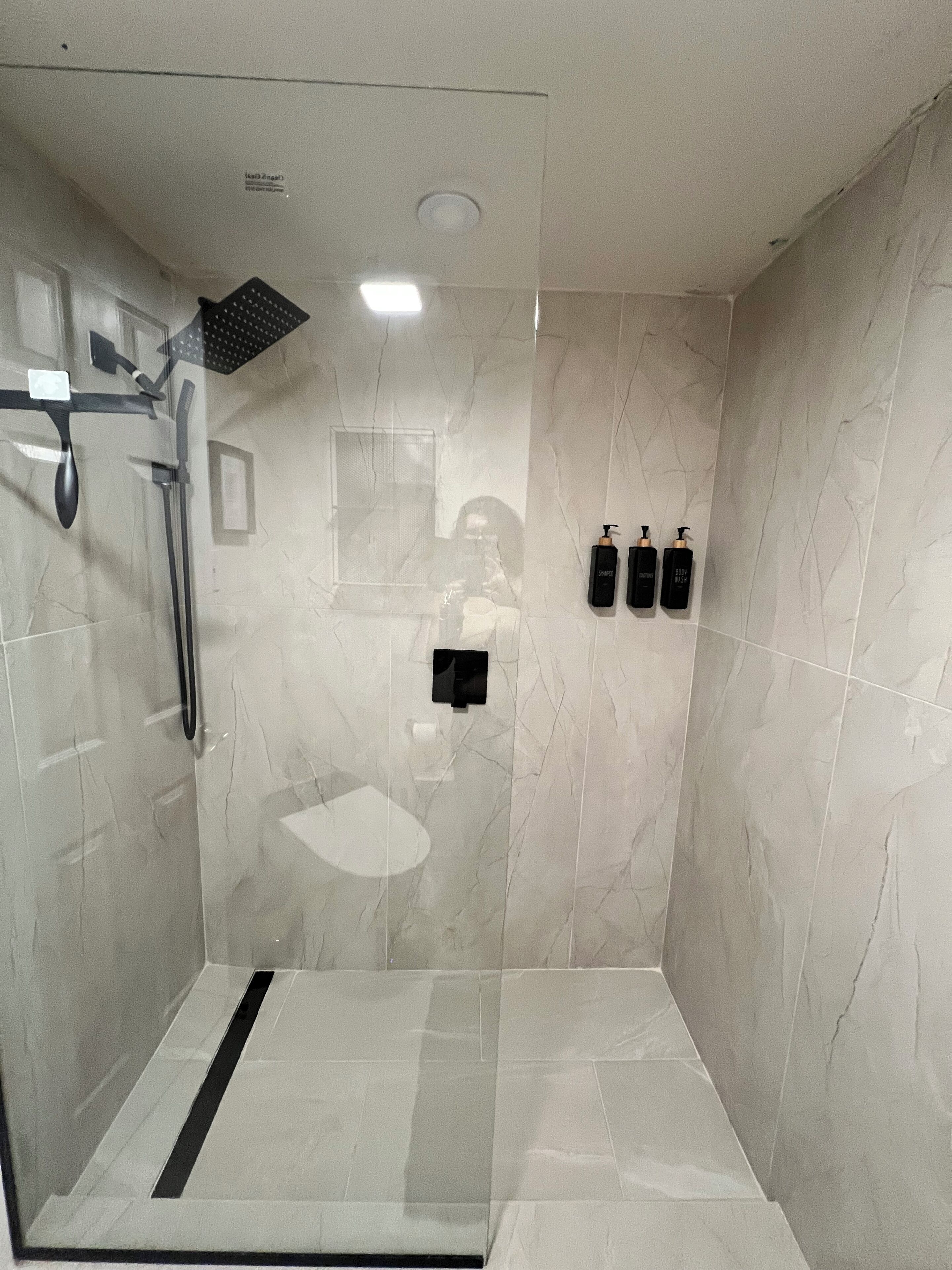 Douche, sèche-cheveux, serviettes fournies, savon