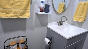 Douche, sĂšche-cheveux, savon