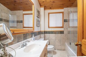 Douche, sèche-cheveux, serviettes fournies, papier toilette