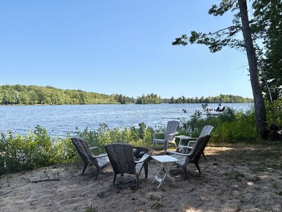 Quaint, cozy cabin with WiFi on Bass Lake minutes from Traverse City!