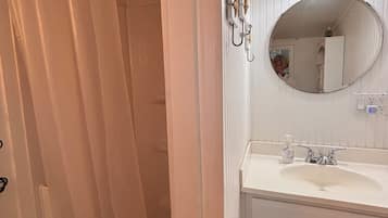 Douche, sĂšche-cheveux, serviettes fournies, papier toilette