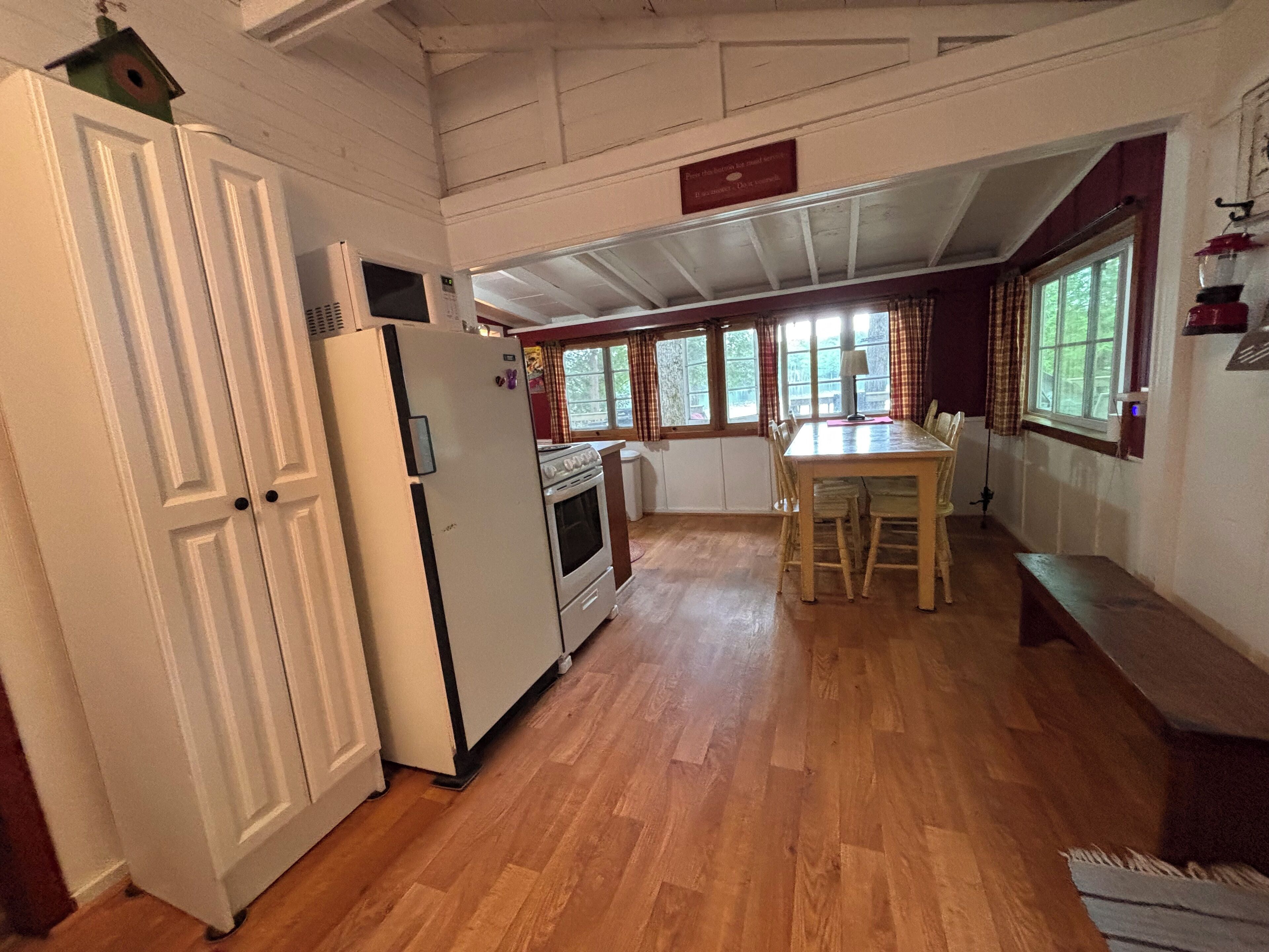 Kylskåp, mikrovågsugn, ugn och spishäll