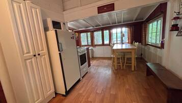 Kylskåp, mikrovågsugn, ugn och spishäll