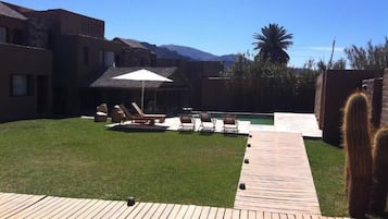Una piscina al aire libre de temporada