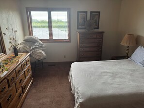 3 habitaciones, tabla de planchar con plancha, wifi y ropa de cama 