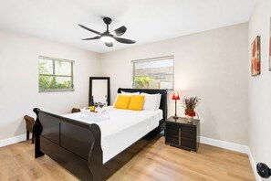 Room - Stunning Tampa Stay – Prime Location & Comfort! (Tampa)