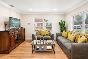 Living area - Stunning Tampa Stay – Prime Location & Comfort! (Tampa)