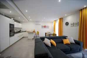 Appartement, balcon | Coin séjour | Télévision