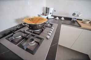 Apartamento, sacada | Cozinha privada | Cafeteira/chaleira, chaleira elétrica