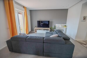 Appartement, balcon | Coin séjour | Télévision