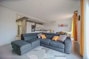 Apartment, Balkon | Wohnbereich | Fernseher
