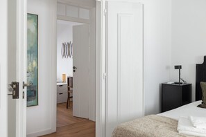 2 quartos, ferros/tábuas de passar roupa, roupa de cama