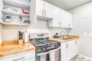 Mikrobølgeovn, ovn, kokeplater og oppvaskmaskin