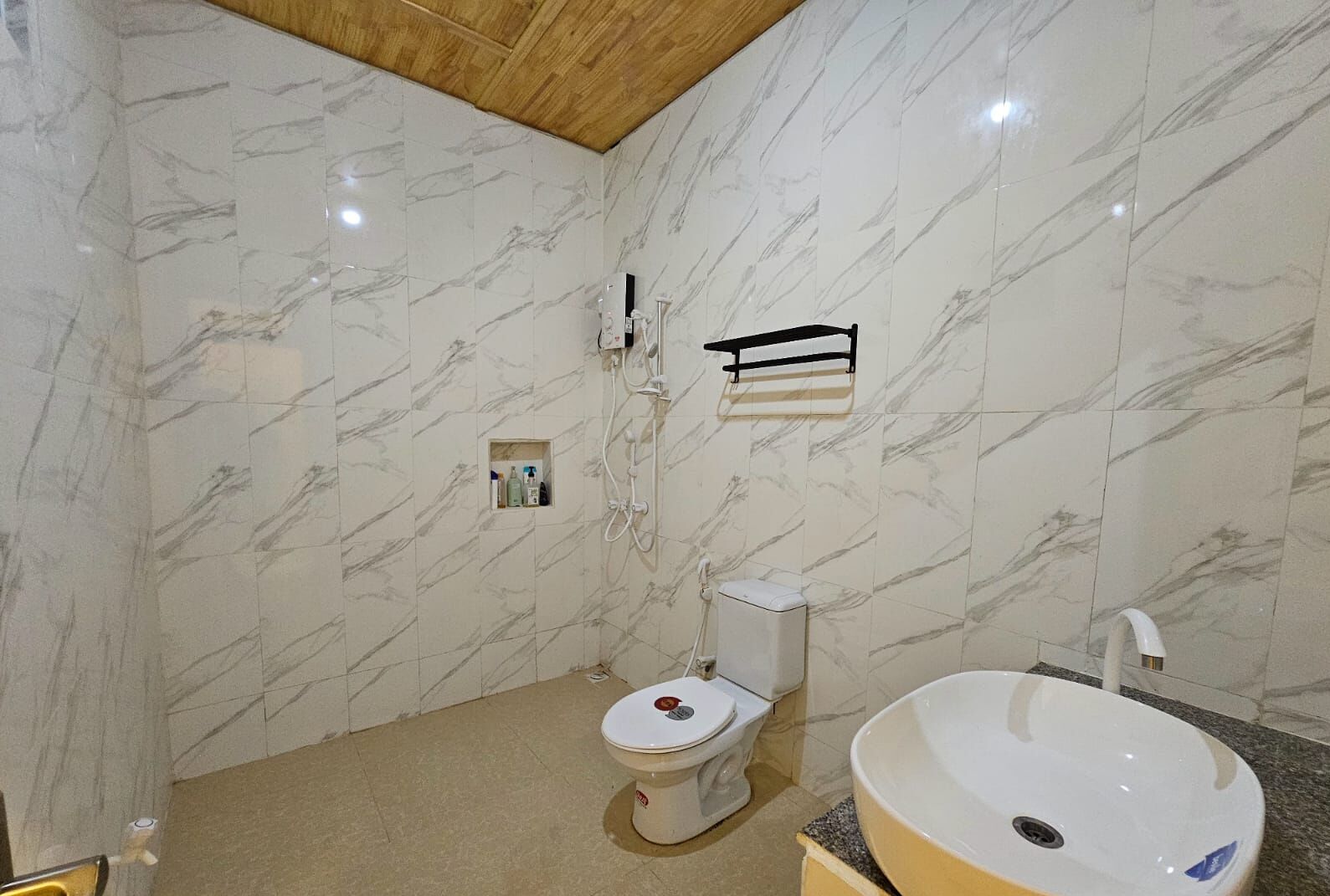 Family Τετράκλινο Δωμάτιο, Θέα στον Κήπο | Μπάνιο | Ντουζιέρα, πιστολάκι μαλλιών, πετσέτες, Σαπούνι