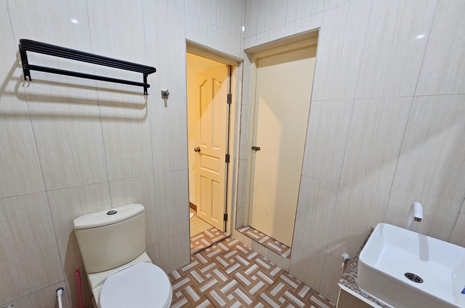 Dobbelt- eller tomannsrom – deluxe, hageutsikt | Bad | Dusj, hårføner, håndklær og såpe