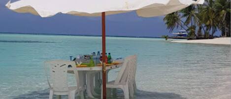 Plage, sable blanc, chaises longues, parasols
