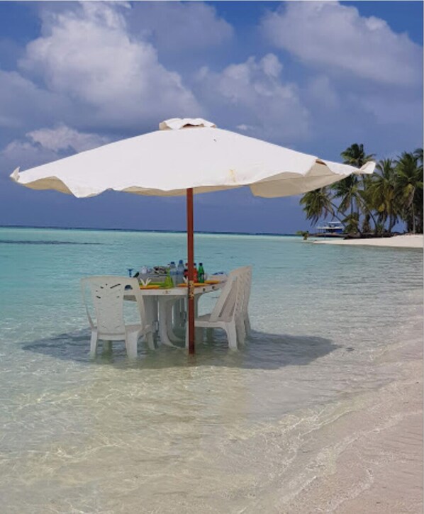 On the beach, white sand, sun-loungers, beach umbrellas - Kuri Himandhoo Inn (Himandhoo)