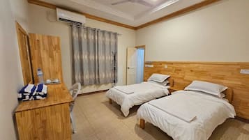 Habitación Deluxe con 1 cama matrimonial o 2 individuales, vista al jardín | Escritorio y espacio para trabajar con laptop