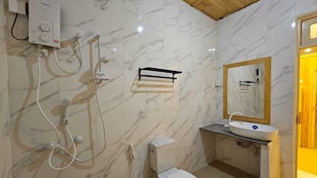 Habitación cuádruple familiar, vista al jardín | Escritorio y espacio para trabajar con laptop