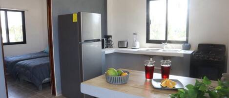 Jääkaappi, mikroaaltouuni, uuni, liesi