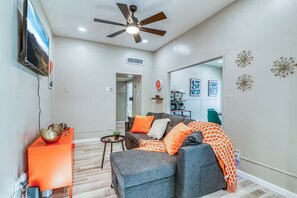 Smart TV - The Golden Dusk Cottage (El Paso)