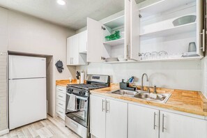 Microwave, oven, stovetop - The Golden Dusk Cottage (El Paso)