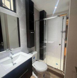 Douche, sèche-cheveux, serviettes fournies, savon