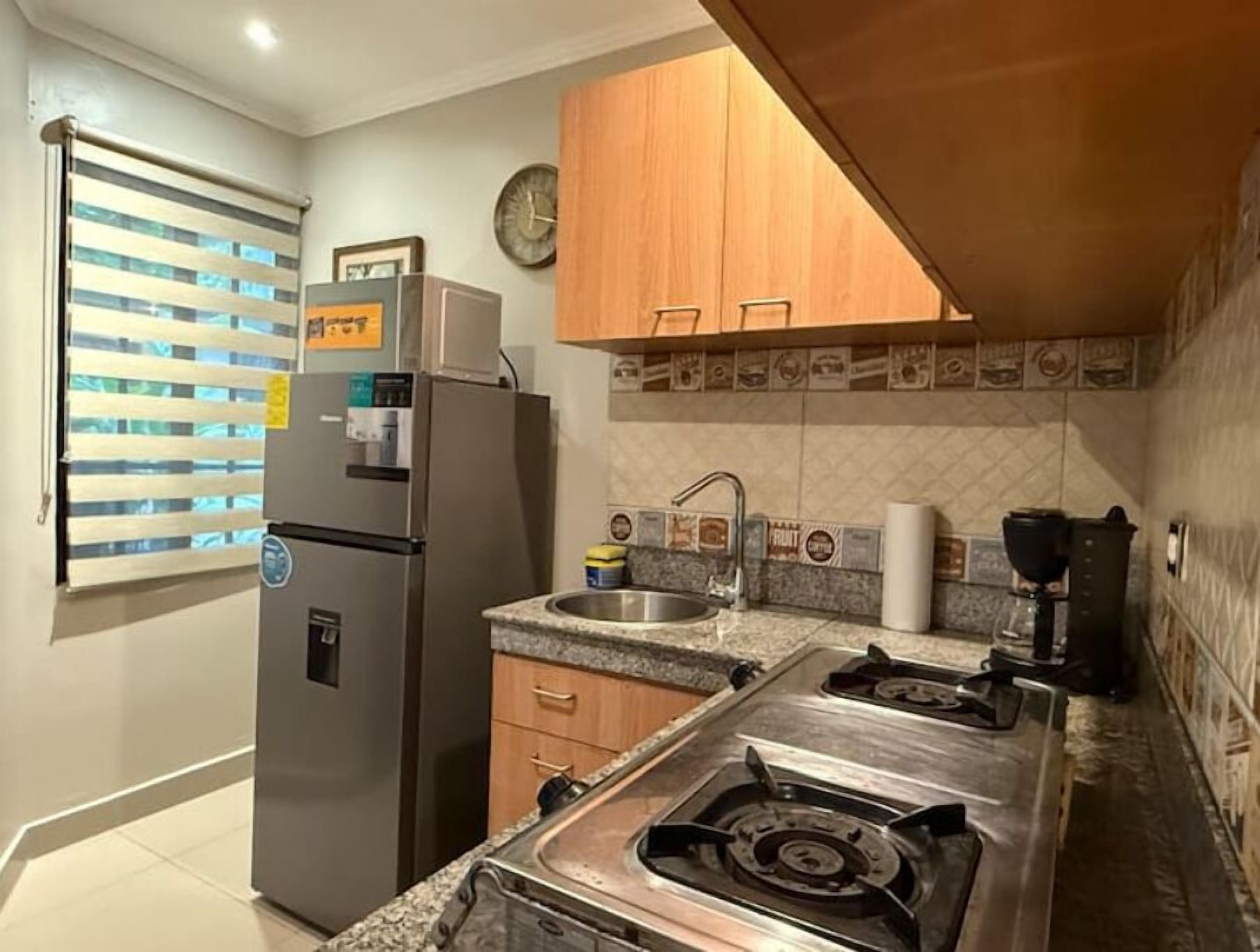 Refrigerador, microondas, placa de cocina, cafetera/tetera