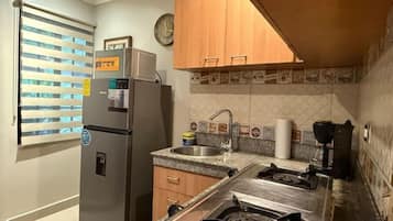 Refrigerador, microondas, placa de cocina, cafetera/tetera