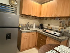 Réfrigérateur, micro-ondes, plaque de cuisson, cafetière/bouilloire