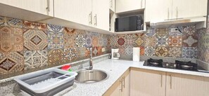 Een koelkast, een magnetron, een kookplaat