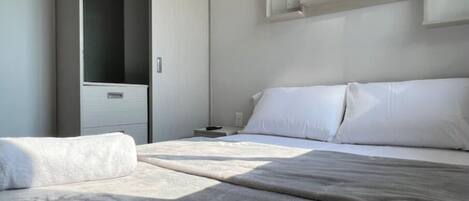 1 chambre, fer et planche à repasser, draps fournis