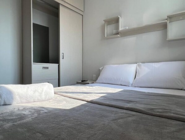 1 quarto, ferros/tábuas de passar roupa, roupa de cama