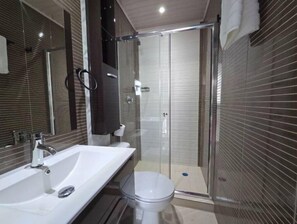 Sèche-cheveux, serviettes fournies, papier toilette