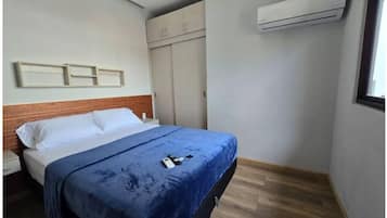 1 quarto, ferros/tĂĄbuas de passar roupa, roupa de cama