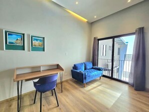 Living area - Chic Coastal Road Apartment (Panamá)