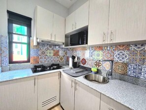 Private kitchen - Chic Coastal Road Apartment (Panamá)