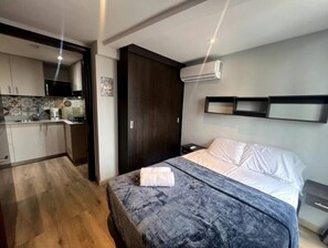 1 habitación, tabla de planchar con plancha, wifi gratis y ropa de cama 