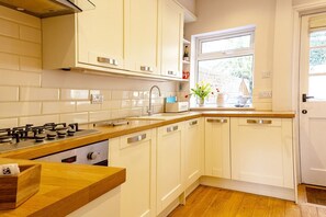 Geladeira, micro-ondas, cooktop, lava-louças