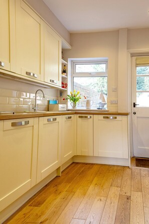 Réfrigérateur, micro-ondes, plaque de cuisson, lave-vaisselle