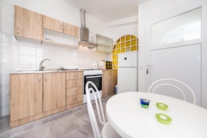 Estúdio (Studio Apartment With Balcony (A1)) | Cozinha privada | Geladeira