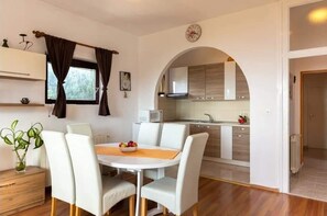 Appartement (Two Bedroom Apartment With Terrace (A) | Salle à manger