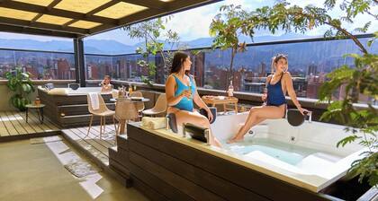 Rosa Negra Suite w/ Jacuzzi Near Stadium