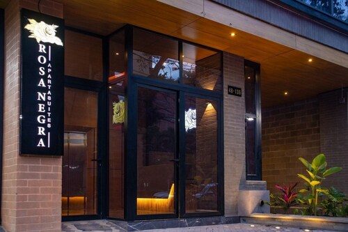 Rosa Negra Suite w/ Jacuzzi Near Stadium