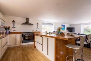 Mikrobølgeovn, ovn, oppvaskmaskin og brødrister