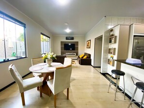 Comfort Villa | Dining - Casa Central piscina e AC para 8 hospede (Foz do Iguaçu)
