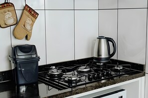 Villa | Private kitchen | Oven, stovetop, cookware/dishes/utensils - Casa Central piscina e AC para 8 hospede (Foz do Iguaçu)