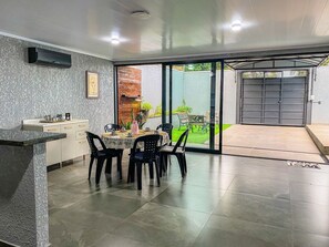 Villa | Dining - Casa Central piscina e AC para 8 hospede (Foz do Iguaçu)